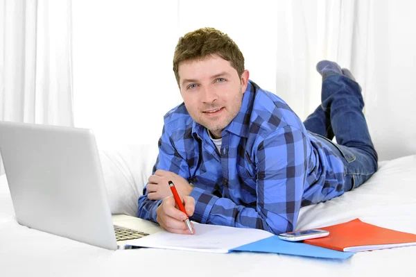 Hombre de negocios o estudiante que trabaja y estudia con computadora —  Fotos de Stock