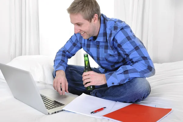 Uomo d'affari o studente che lavora e studia con il computer — Foto Stock