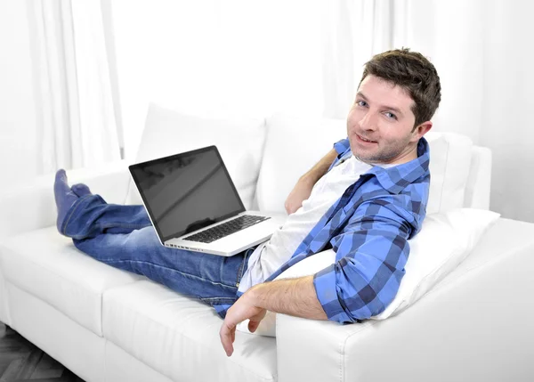 Uomo d'affari o studente che lavora e studia con il computer — Foto Stock