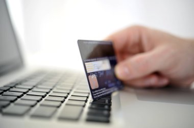 dostum holding kredi kartı elinde çevrimiçi alışveriş ve bankacılık