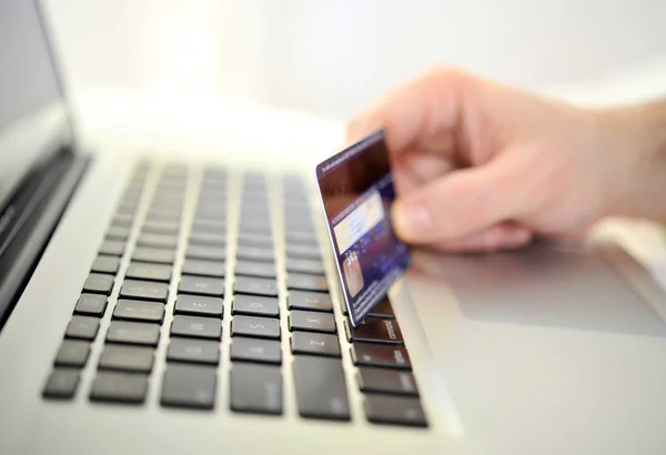 Man bedrijf creditcard in de hand online winkelen en bankieren — Stockfoto