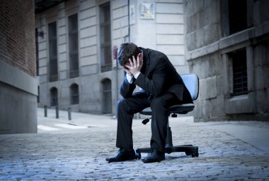 ofis koltuğu stres sokakta oturan iş adamı