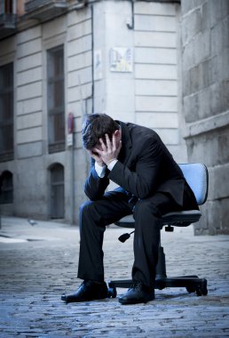 ofis koltuğu stres sokakta oturan iş adamı