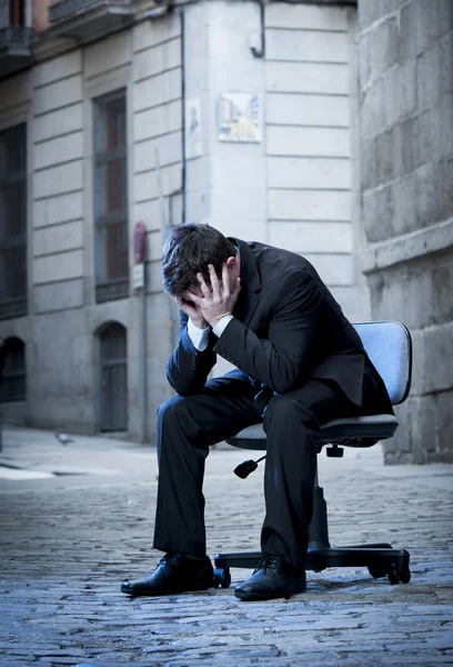 Business man zit op de stoel van het Bureau op straat in stress — Stockfoto