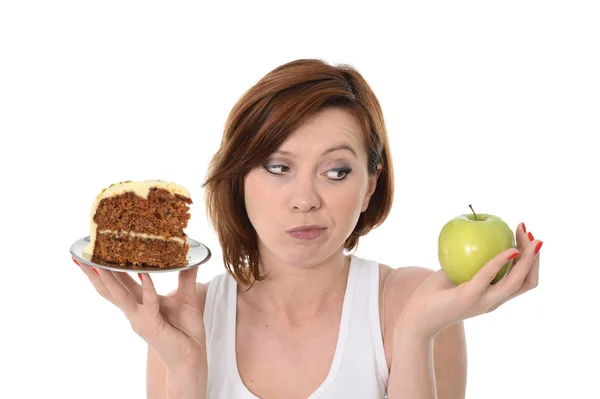 Atractiva Mujer Postres Elección Pastel de chatarra Comida o manzana saludable — Foto de Stock