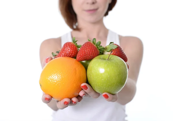 Ung kvinna som bär blandning av frukt i båda händerna hälsosam livsstilskoncept — Stockfoto