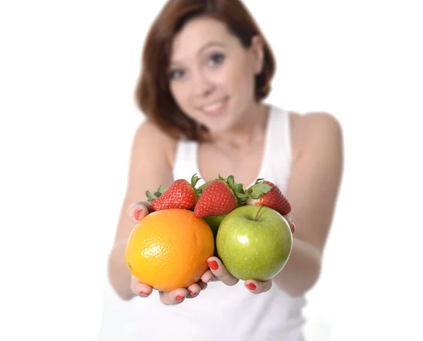 Jovem mulher carregando mistura de frutas em ambas as mãos conceito de estilo de vida saudável — Fotografia de Stock