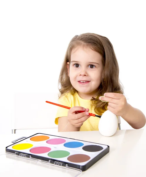 Dziewczynka malarstwo farbowane jajka na Wielkanoc — Zdjęcie stockowe