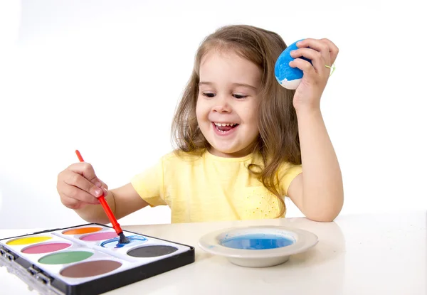 Klein meisje schilderij geverfd ei voor Pasen viering — Stockfoto