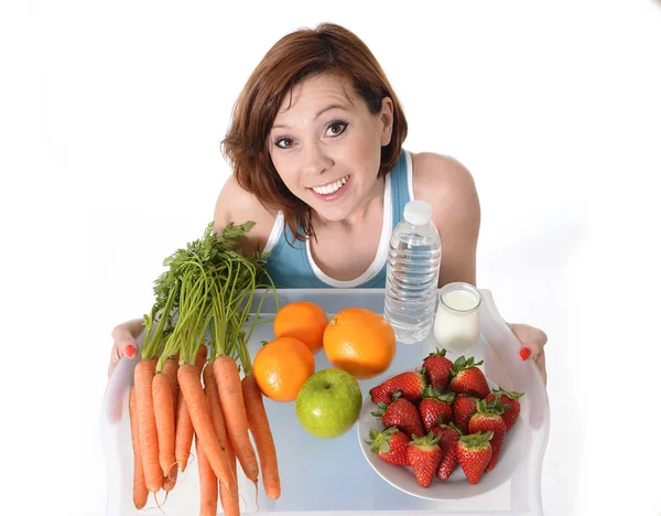 Joven atractiva mujer de pelo rojo con bandeja de frutas saludables y agua — Foto de Stock