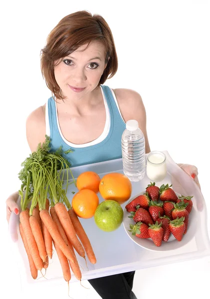 Joven atractiva mujer de pelo rojo con bandeja de frutas saludables y agua — Foto de Stock