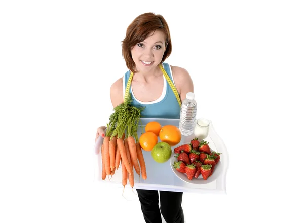 Jovem atraente mulher de cabelo vermelho com bandeja de frutas saudáveis e água — Fotografia de Stock