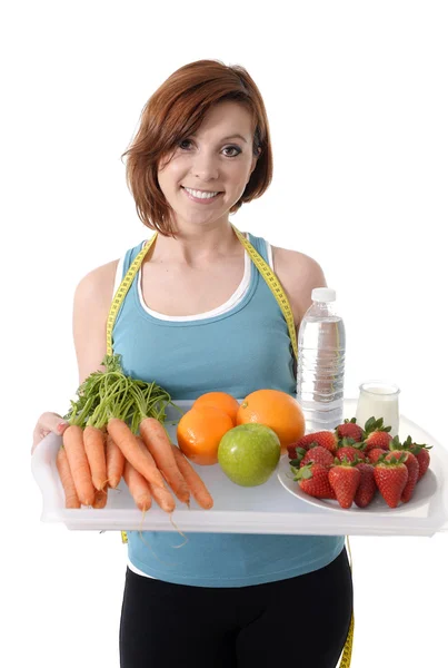 Jonge aantrekkelijke rood haar vrouw met gezond fruit lade en water — Stockfoto