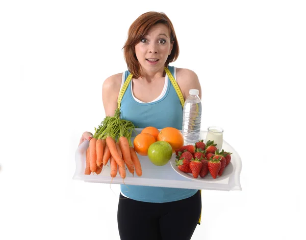 Joven atractiva mujer de pelo rojo con bandeja de frutas saludables y agua — Foto de Stock