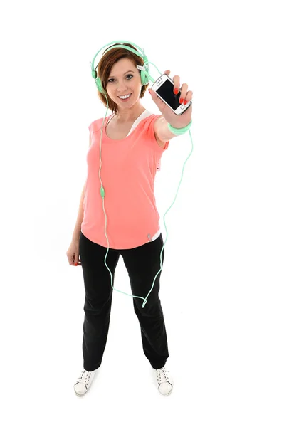 Ελκυστική κοπέλα με κινητό τηλέφωνο και τα ακουστικά ακούγοντας μουσική — Φωτογραφία Αρχείου