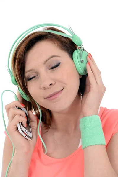 Młoda atrakcyjna kobieta z telefonów komórkowych i słuchawki, słuchanie muzyki — Zdjęcie stockowe