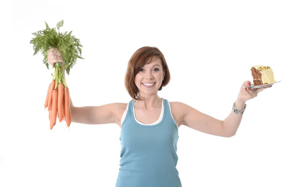 Vrouw met wortelen en taart gezonde voeding concept — Stockfoto