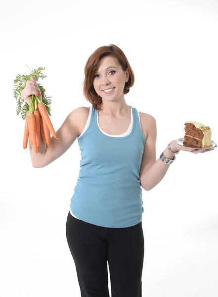 Vrouw met wortelen en taart gezonde voeding concept — Stockfoto