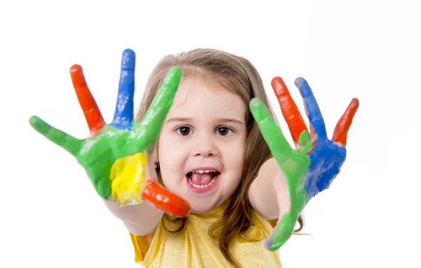 Щаслива маленька дівчинка з руками пофарбована в яскраві кольори — стокове фото