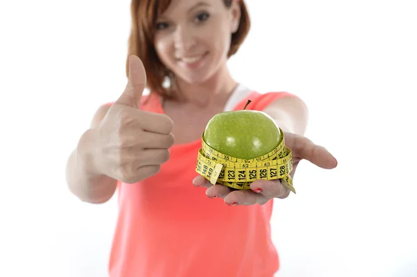 Chica joven feliz con manzana y cinta métrica en la dieta de suceso — Foto de Stock