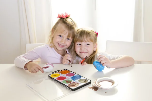 Ευτυχής blonded κορίτσια ζωγραφική ένα παράθυρο λευκό αυγά του Πάσχα — Φωτογραφία Αρχείου