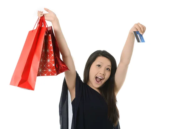 Heureux asiatique américain avec shopping sacs et carte de crédit — Photo