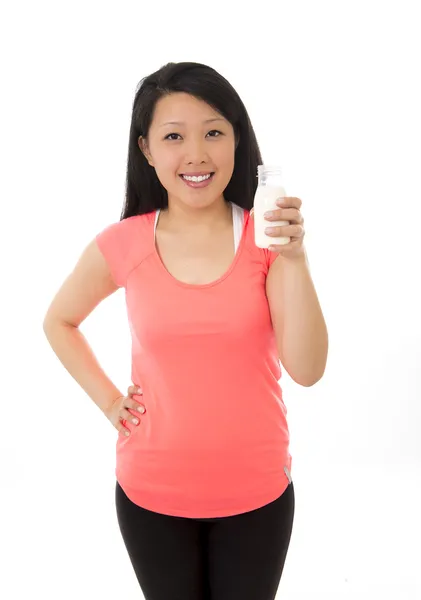 Szczęśliwa kobieta Azji sobie sportowe ubrania picia mleka — Zdjęcie stockowe