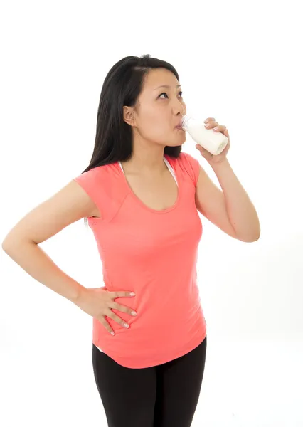 Feliz asiático mujer usando deportes ropa beber leche — Foto de Stock