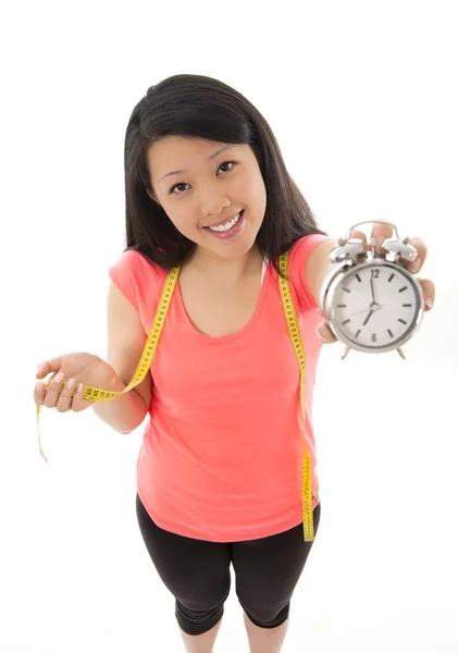 Asiática mulher feliz sobre começar uma dieta segurando despertador relógio — Fotografia de Stock
