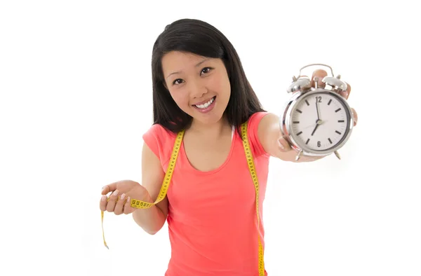 Azji kobieta szczęśliwa o rozpoczęciu diety gospodarstwa budzik — Zdjęcie stockowe