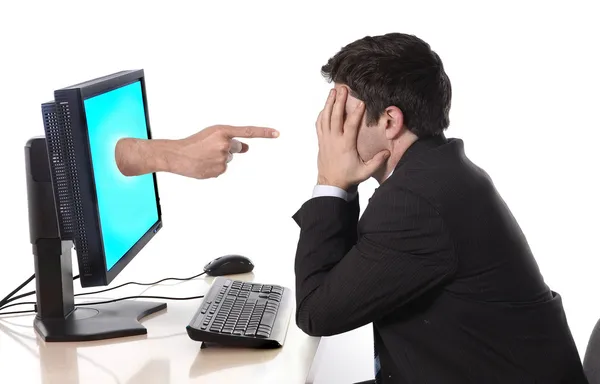 Homem de negócios desesperado preocupado com computador no conceito de estresse — Fotografia de Stock