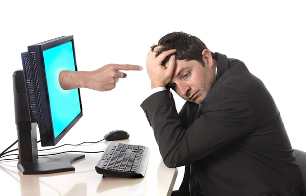 Preoccupato disperato uomo d'affari con il computer nel concetto di stress — Foto Stock