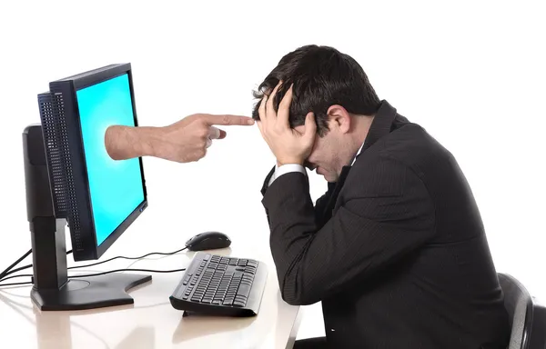 Бизнесмен с компьютером в стрессовом состоянии — стоковое фото