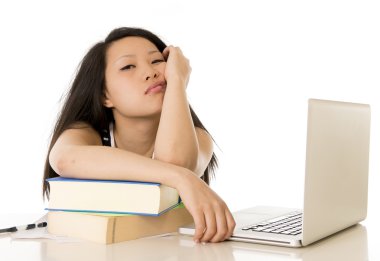 güzel Asyalı kadın öğrenci üstünde onu laptop beyaz bac overworked