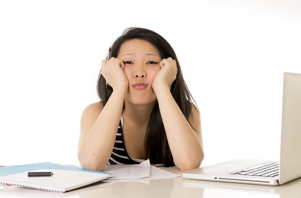 Bastante asiático mujer estudiante overworked en su portátil en blanco fondo — Foto de Stock