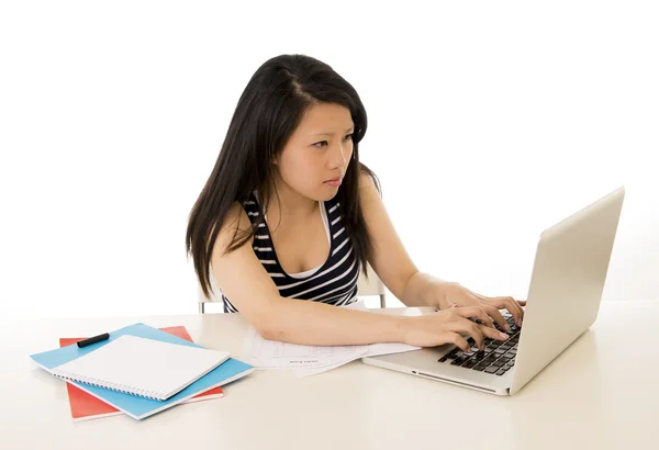 Китайская азиатская женщина работает на своем ноутбуке на белом фоне — стоковое фото