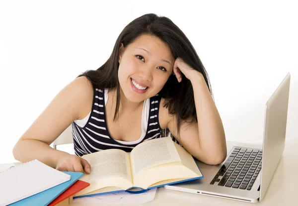Happy kinesiska asiatisk kvinna som arbetar på sin laptop på vit bakgrund — Stockfoto