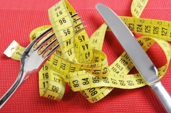 Ezüst villát csomagolva intézkedés szalag a diéta és a túlsúlyos fogalom — Stock Fotó