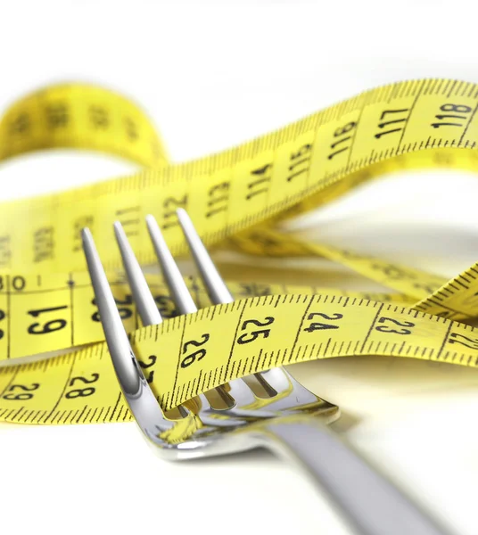 Garfo de prata envolto em fita métrica na dieta e conceito de excesso de peso — Fotografia de Stock