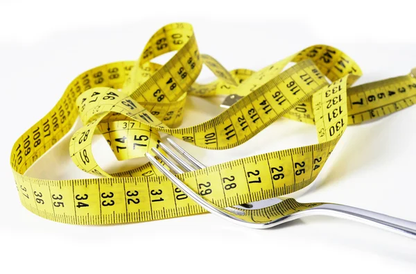 Ezüst villát csomagolva intézkedés szalag a diéta és a túlsúlyos fogalom — Stock Fotó