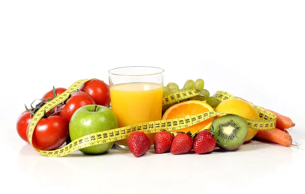 Mezcla de fruta fresca, verduras y zumo de naranja envuelto en cinta métrica —  Fotos de Stock