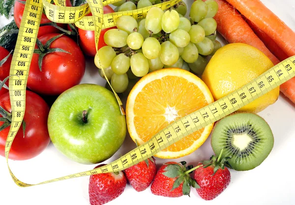 신선한 과일과 야채 믹스 노란 측정 테이프에 싸여 — 스톡 사진