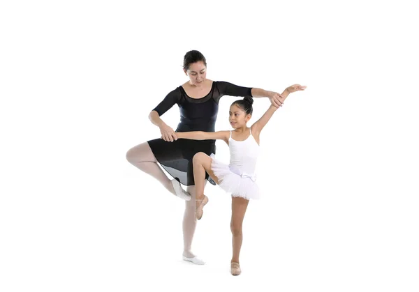 Küçük genç kız balerin bale öğretmeni ile dans dersi öğrenme — Stok fotoğraf