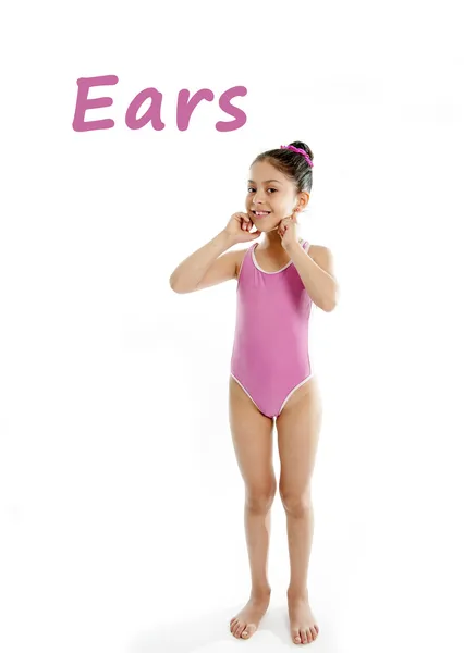 Вивчення англійської для дітей шкільна картка дівчини, що вказує на її вуха білий фон — стокове фото