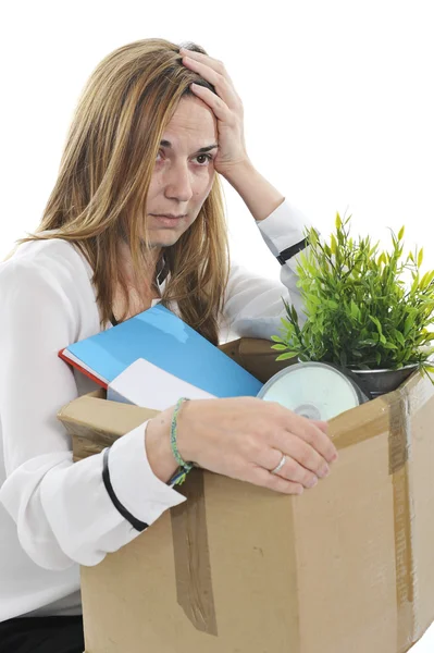 Грустная деловая женщина с картонной коробкой уволена с работы — стоковое фото