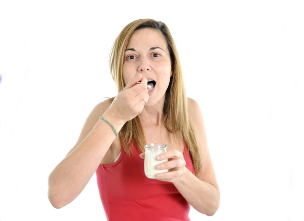 Ευτυχής ελκυστική ώριμη γυναίκα στο 40 της τρώει γιαούρτι στην έννοια της υγείας — Φωτογραφία Αρχείου