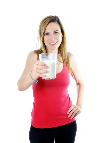 Gelukkig aantrekkelijke volwassen vrouw op haar 40s die melk drinken in gezondheid concept — Stockfoto