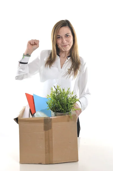 Feliz mujer de negocios que lleva caja de cartón disparado desde el trabajo — Foto de Stock