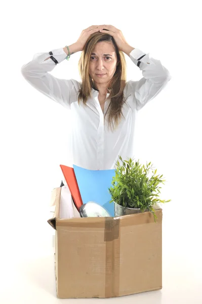 Triste mulher de negócios carregando caixa de papelão demitido de trabalho — Fotografia de Stock