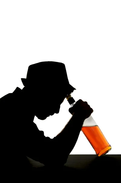 Silhouette eines alkoholisierten Mannes mit Whiskeyflasche vor der Stirn, der depressiv ist und unter Alkoholsucht und Alkoholismus leidet, isoliert auf weißem Hintergrund — Stockfoto